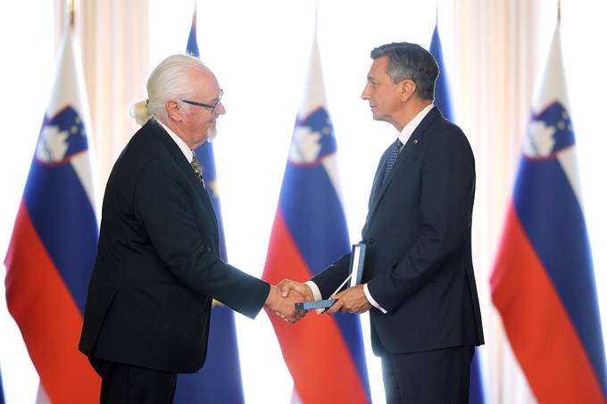 Za delo in zasluge pri razvoju godbenitva in glasbene kulture na Slovenskem prejme Ervin Hartman medaljo za zasluge.
